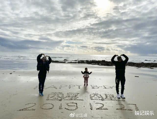 汪峰海边为女儿庆生,章子怡开心晒孕肚,手托腹部肚大如球