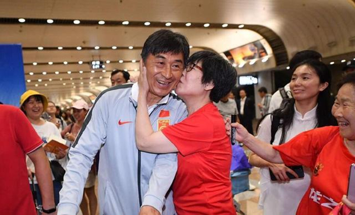 中国女足收到坏消息,王霜未来或回国踢球!贾秀全获女球迷热吻