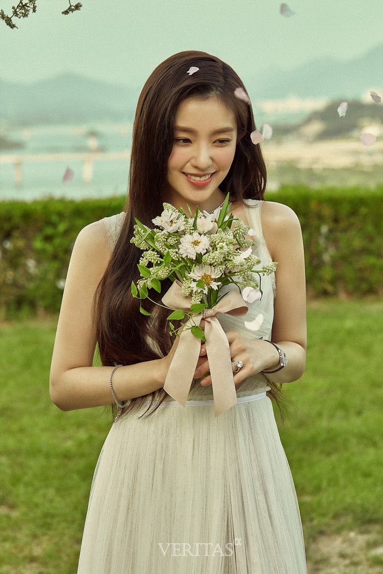 Red Velvet成员Irene公开穿着婚纱的画报《新娘收藏》