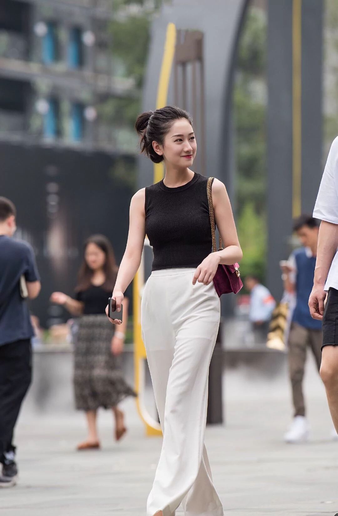 街拍:妩媚的美女穿开叉阔腿裤,上演真空一字马