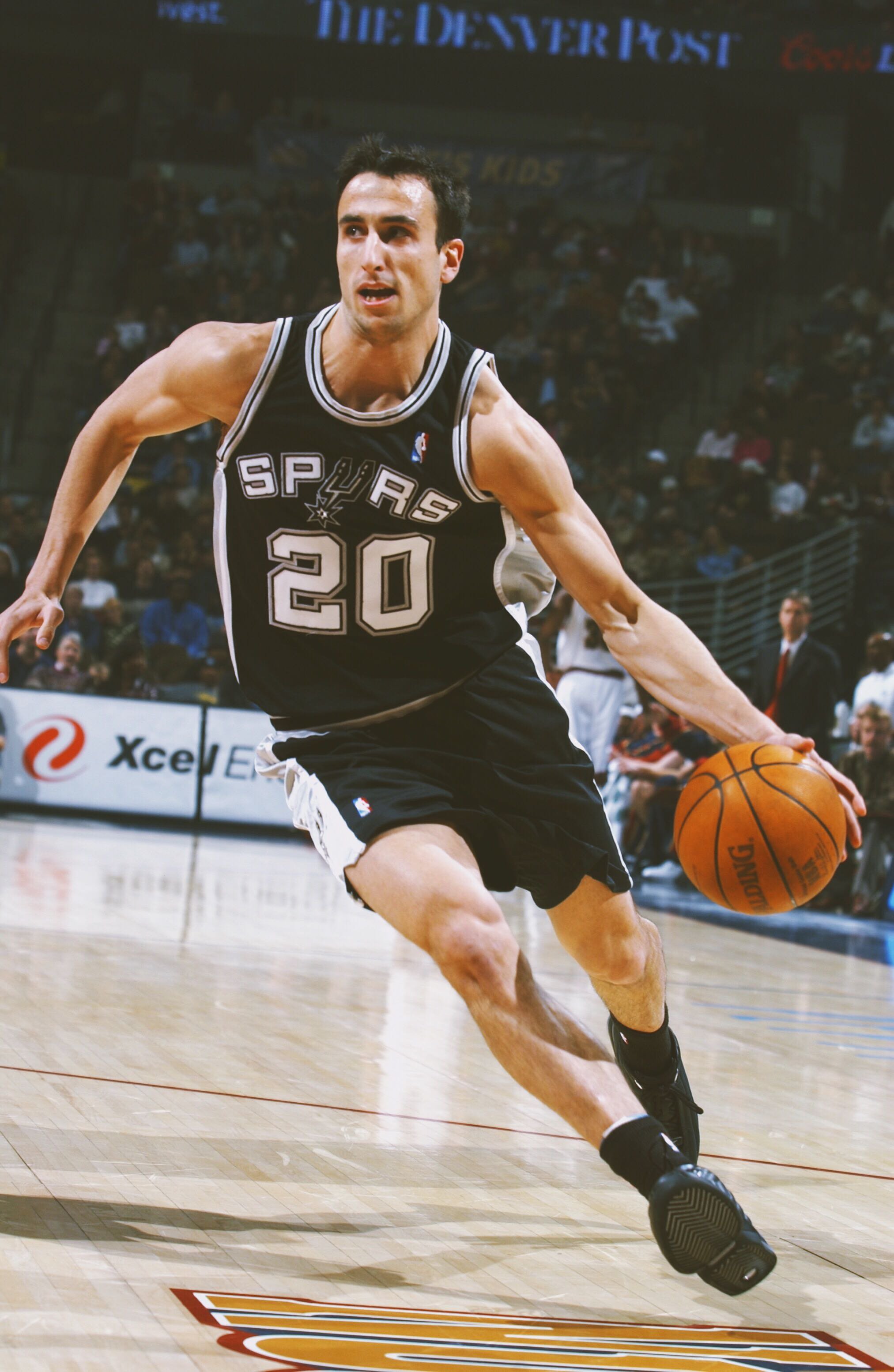 17年前的今天,马刺宣布签下吉诺比利!