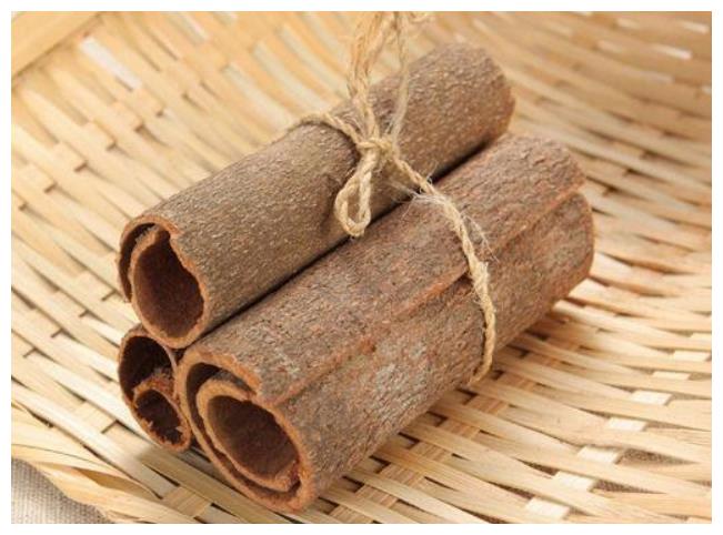 把桂皮用打火机烧一烧,效果太厉害了,教你桂皮3种妙用,很实用