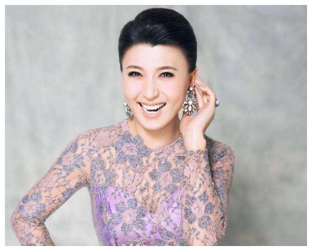 凭借《刘老根》一炮而红,走红后嫁2婚土豪老公,如今48岁成这样