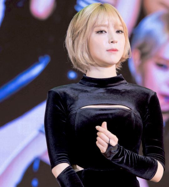 时尚精致,形象百变的实力唱将韩国美女朴草娥美图集