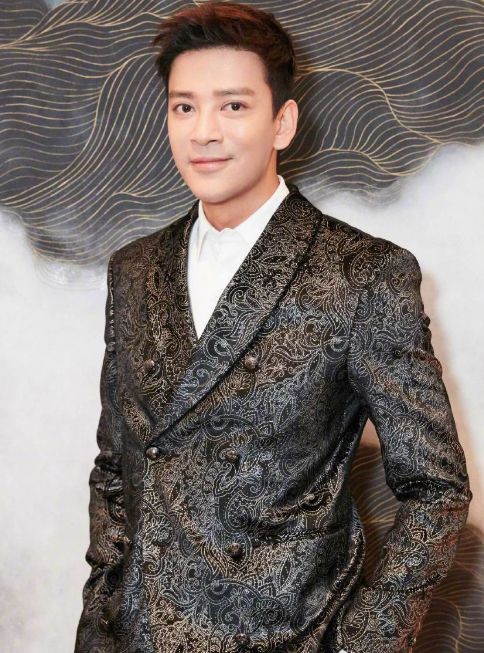 男人四十一枝花!44岁陈晓东出席活动,阳光帅气,酷似小鲜肉