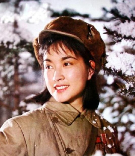 刘晓庆一组军装照,那时的她才是纯天然美女,真是太美了
