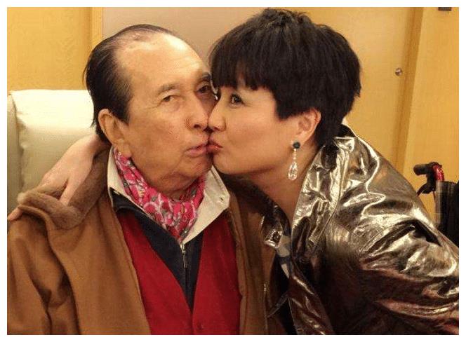 她为生存打4份工,用三年成赌王老婆,为家产让孙子提早出生