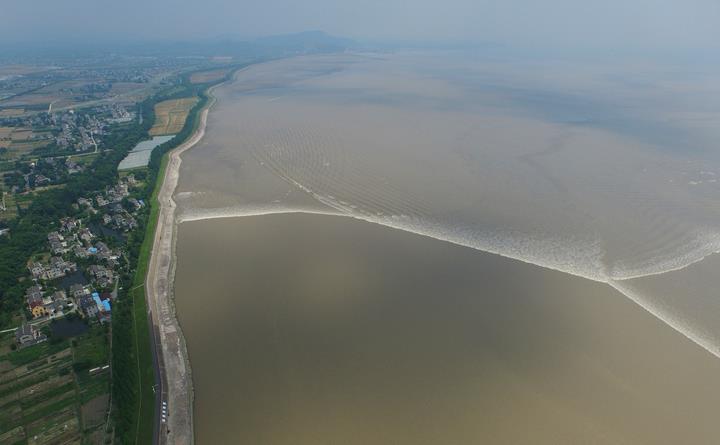 自然造化的杰作素有世界奇观之誉钱塘江大潮