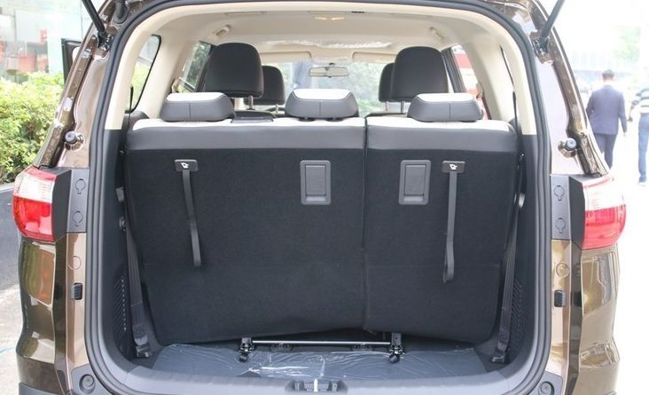 长安欧尚a800这款车的后备箱非常充足,完全可以放好几个大尺寸的行李