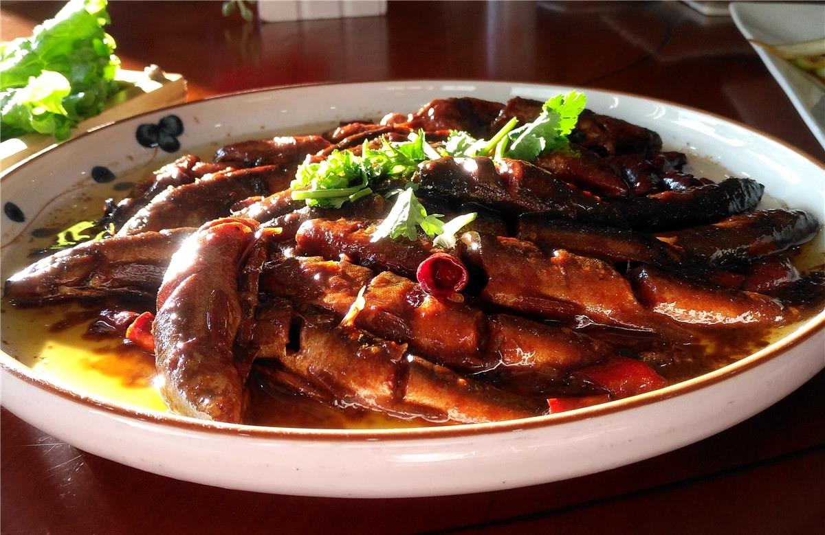 干炸柳根鱼,酱焖老头鱼,葱烧木耳蘑,排骨柳蒿芽,小鸡炖蘑菇粉,凉拌卜