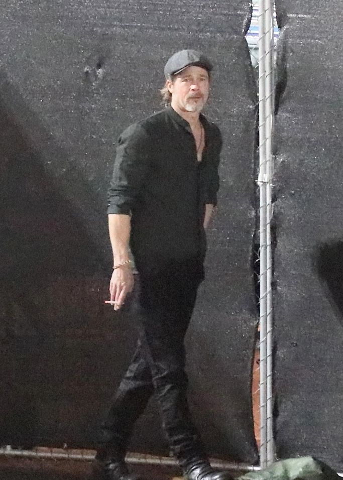 组图56岁男神布拉德皮特路边吸烟身材不变无肚腩