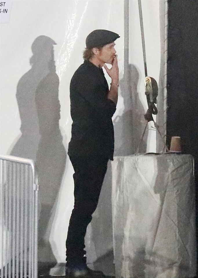 组图56岁男神布拉德皮特路边吸烟身材不变无肚腩