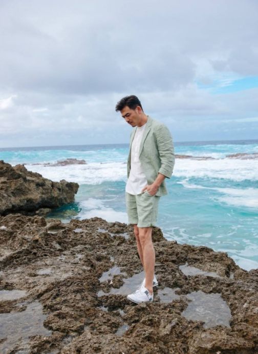 杨烁不仅具有娴熟的演技还有阳光俊朗的外表高大魁梧的身材