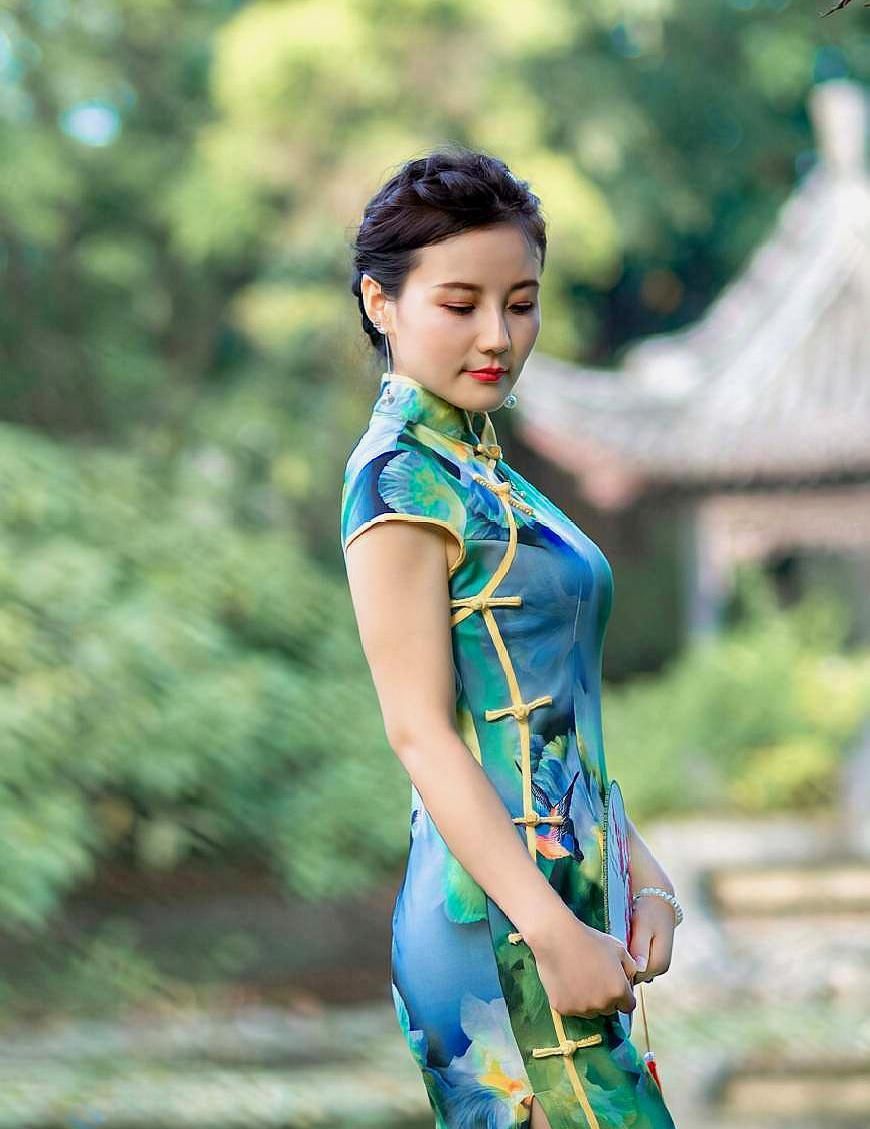 公园里的旗袍美女,凹凸有致风韵犹存