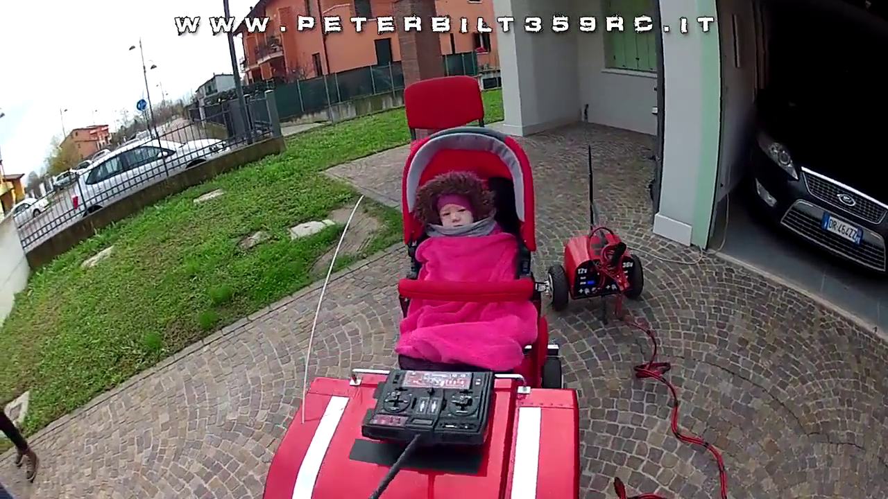 国外牛人把婴儿车改造上路 好看是好看了 不危险吗