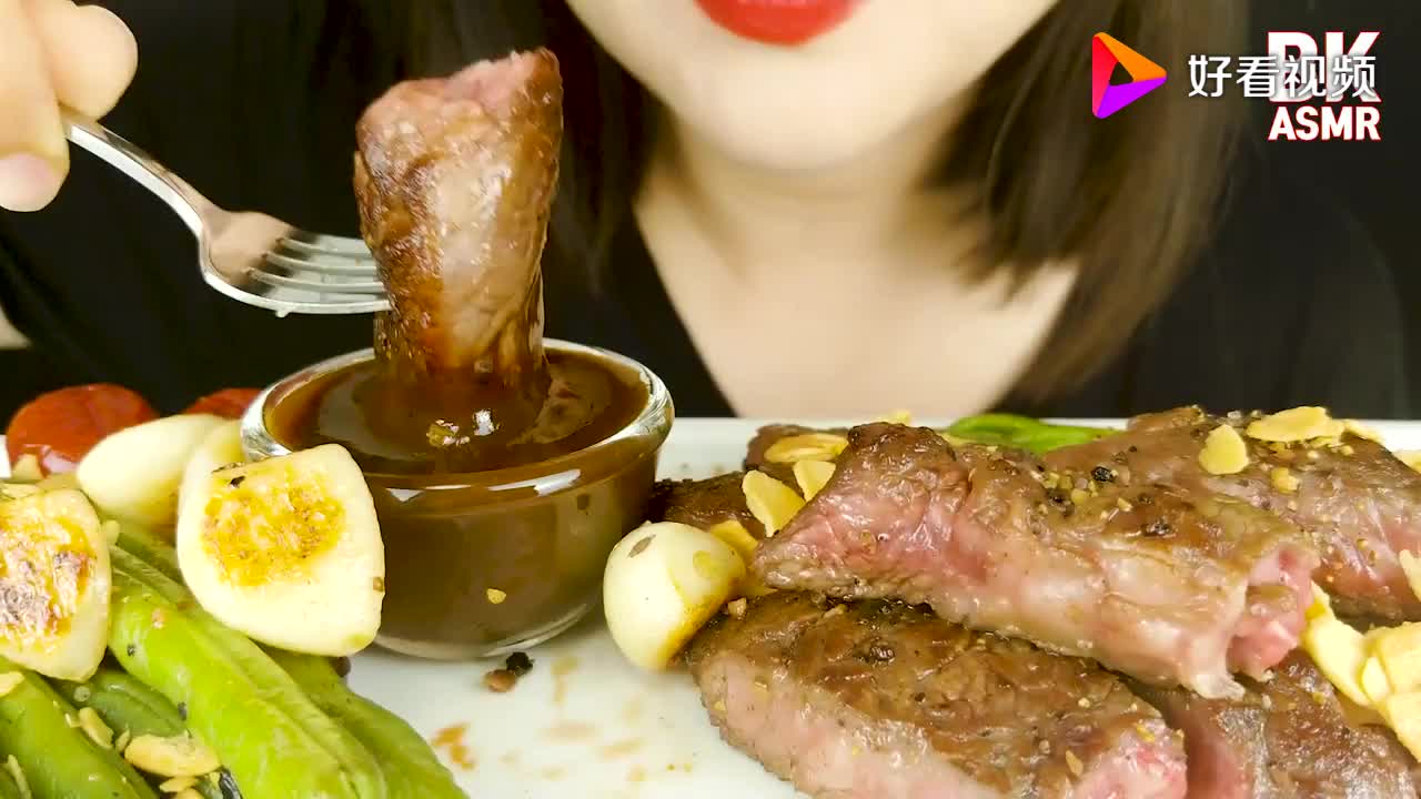 韩国女吃货吃牛排蘸点酱吃得太香了