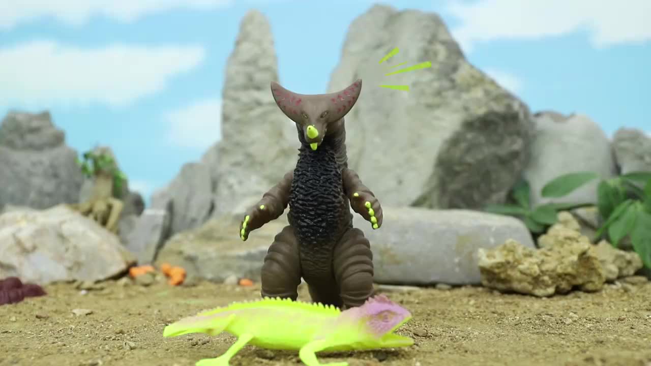 哥莫拉捉到一只蜥蜴雷德王也想要两人争夺之际泰罗出现了