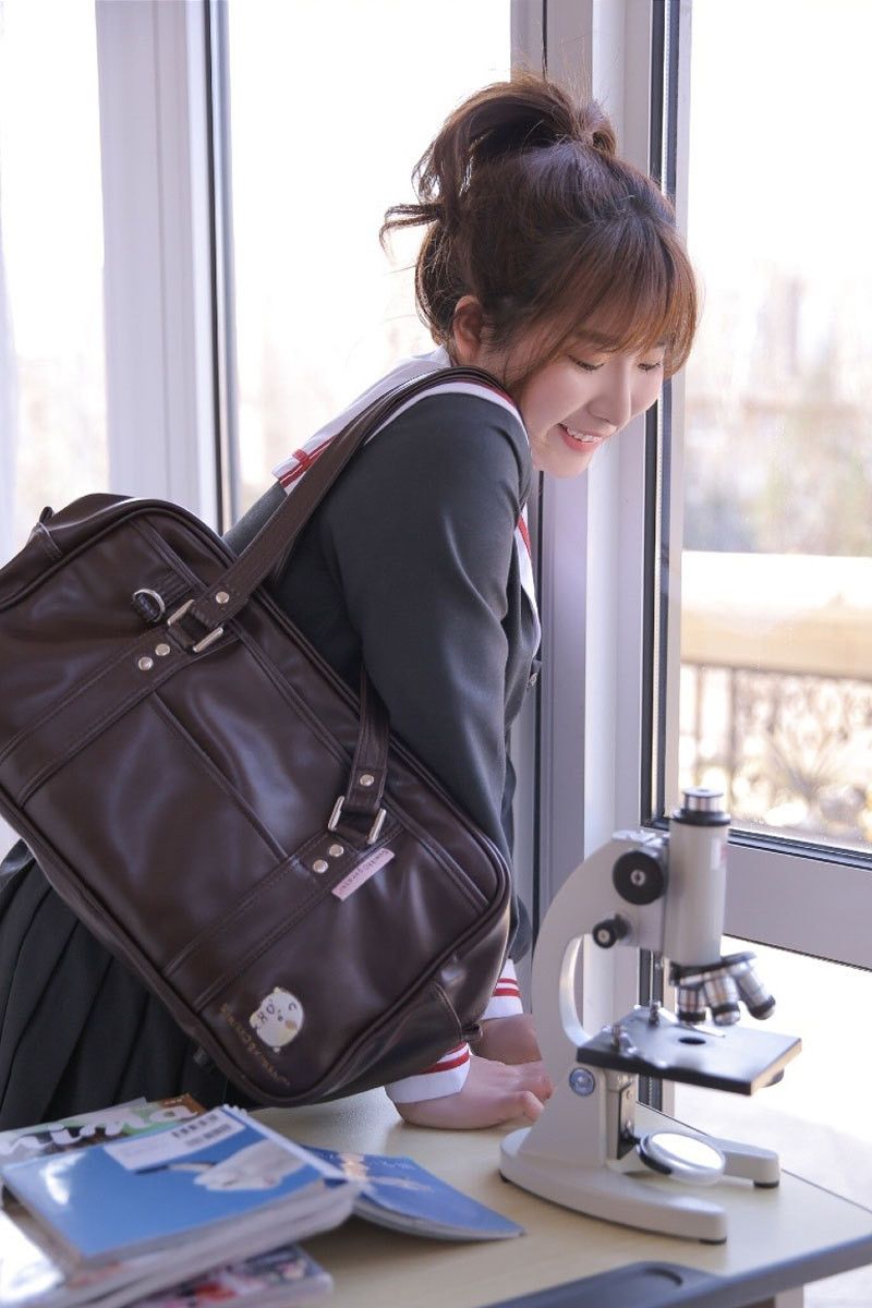 学生妹校花教室自拍照