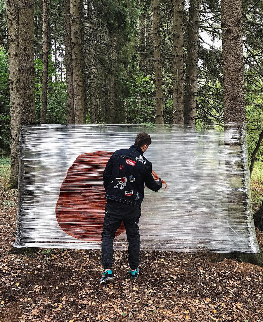 没有墙也可以涂鸦,他在保鲜膜上作画,每幅作品栩栩如生