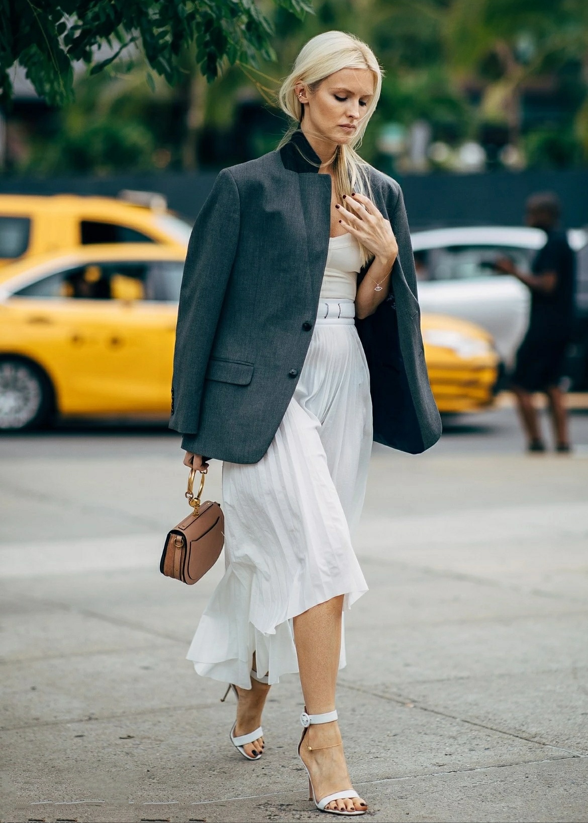 早春藏肉穿上衣服就很瘦百褶裙配西装,又帅又美又有范,潮流搭配