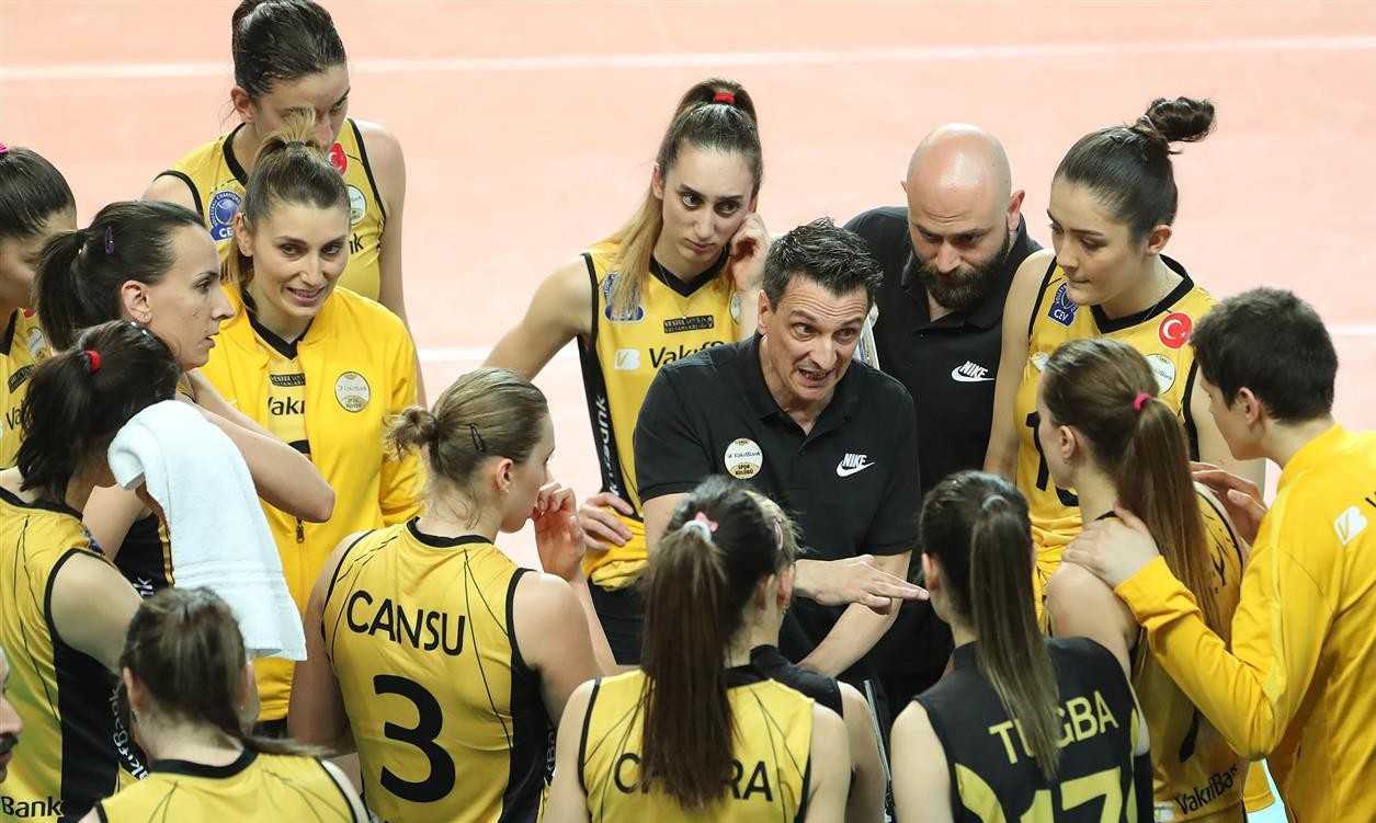 女排欧冠次回合的一场焦点战,瓦基弗银行虽然3-1取胜,将总比分扳平