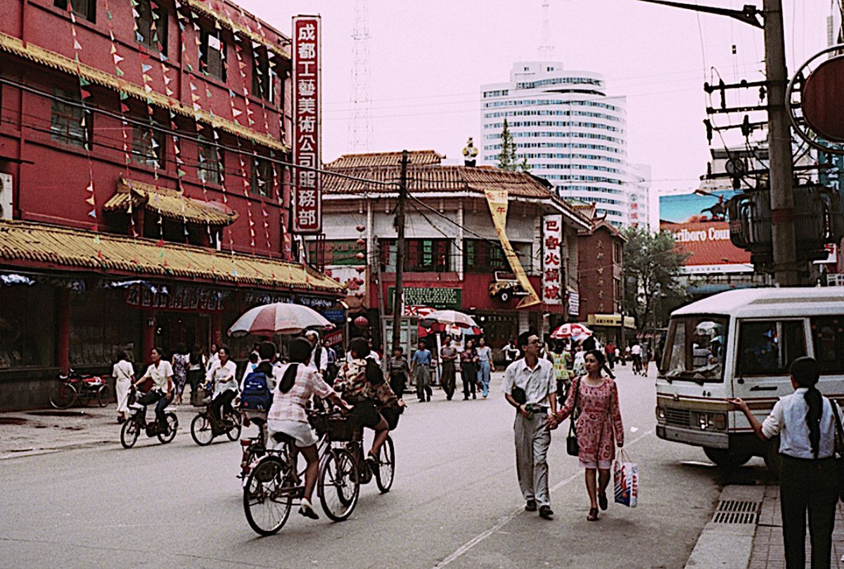 老照片:90年代的成都记忆,春熙路上的时尚川妹子