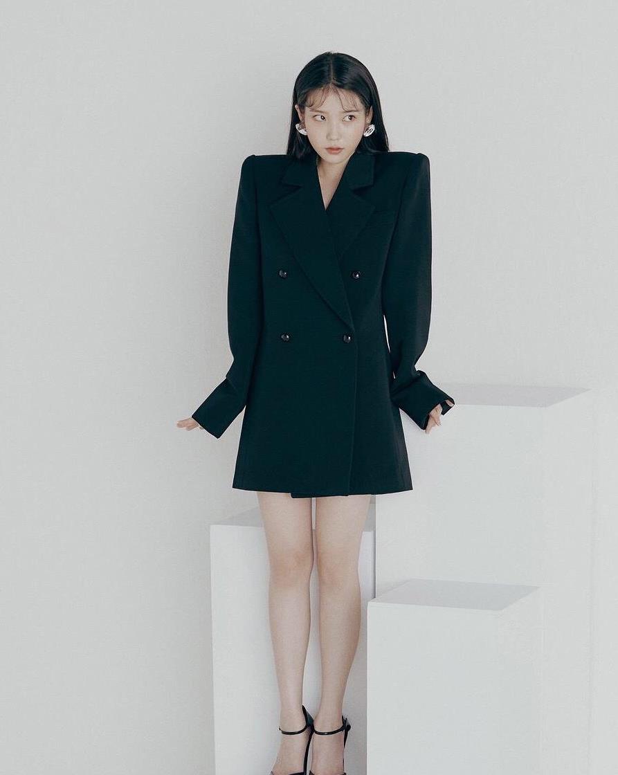 iu德鲁纳酒店只搭配黑白两色就可以玩转复古穿搭