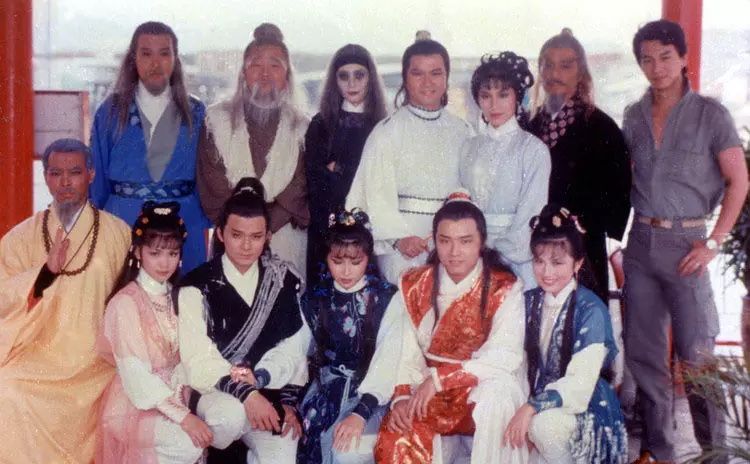 83版射雕英雄传幕后照,图四,郭靖送黄蓉小红花,俩人表情腻味