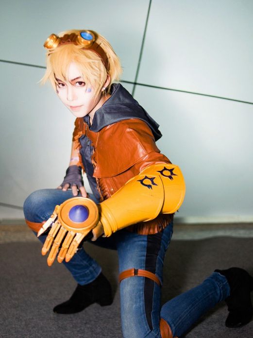 英雄联盟cos,高配寒冰射手对比低配无极剑圣,爆笑cos!