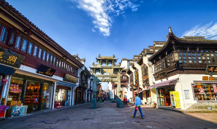 屯溪老街:集南宋与明清建筑特色于一体的古代街市