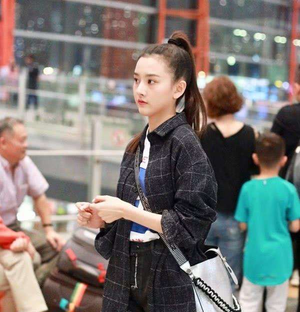 宋祖儿军训后首度现身紧扎冲天马尾辫又萌又可爱