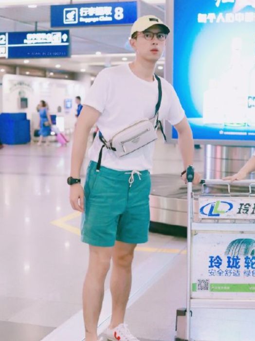 李现穿拖鞋人就飘了?网友求李现注重一下形象:现哥对拖鞋是真爱