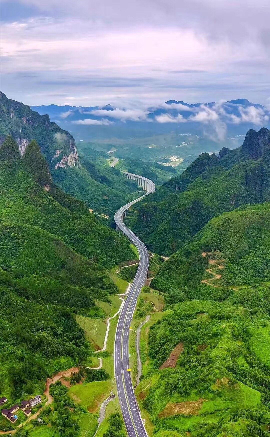 绿色的山和山下的路 还有田园景色