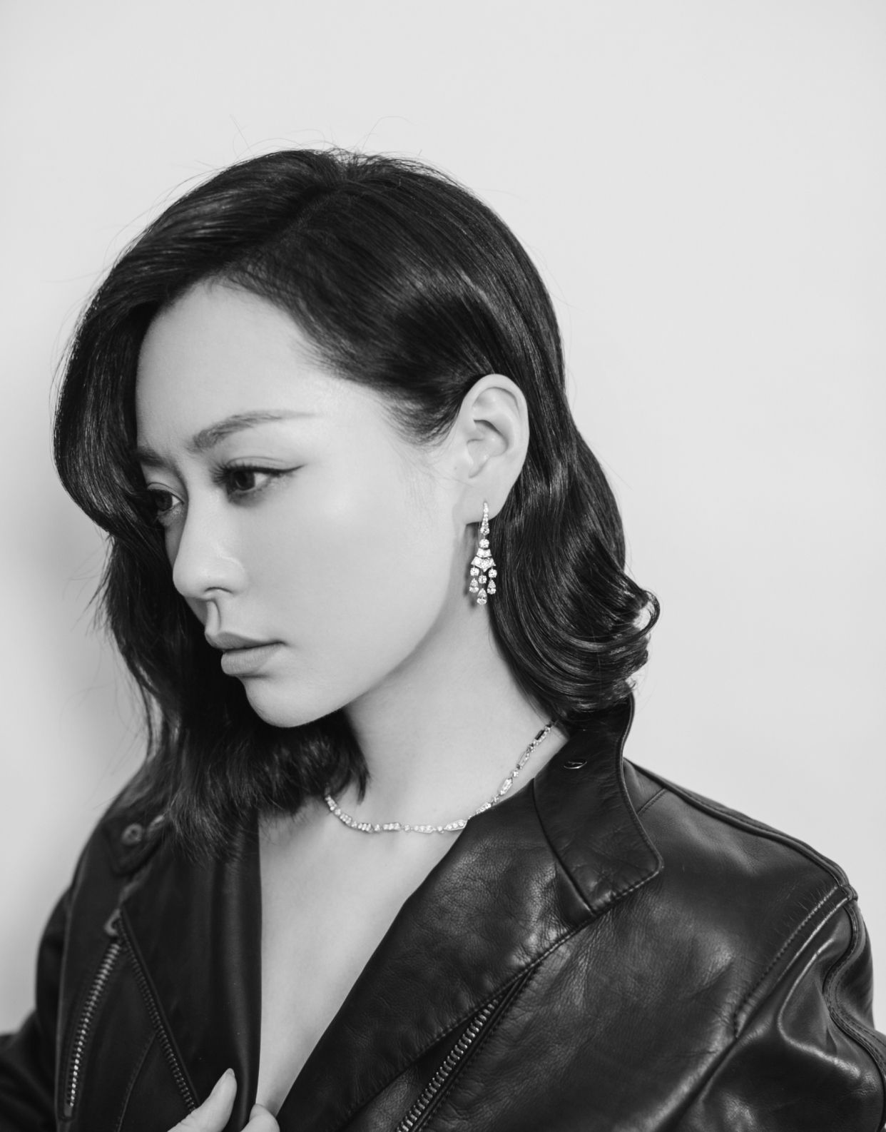 张靓颖出席时尚盛典,身穿黑色连衣皮裙,简直太适合她的气质了