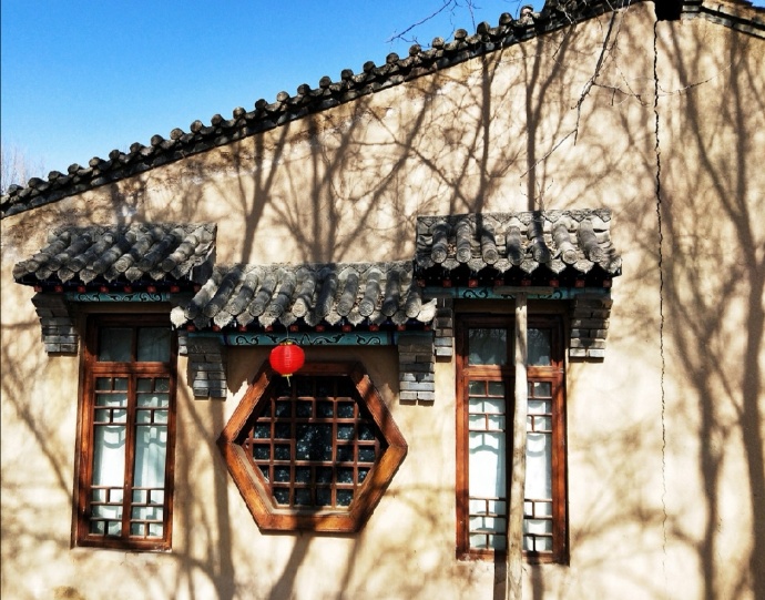 瓦屋天井百页扇,烟囱斜阳寻晚霞