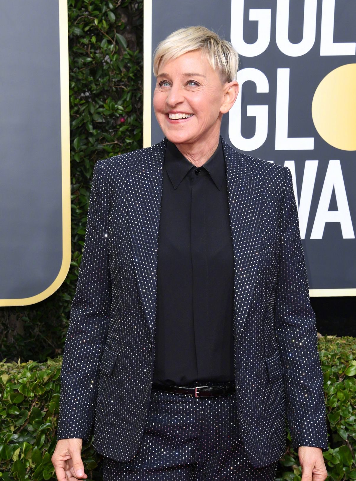 1 / 5 ellendegeneres身穿黑色粒纹西装亮相第77届金球奖颁奖典礼