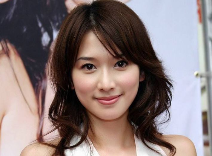 林志玲早期美照,抹胸长礼服现身某活动,性感优雅妩媚动人!