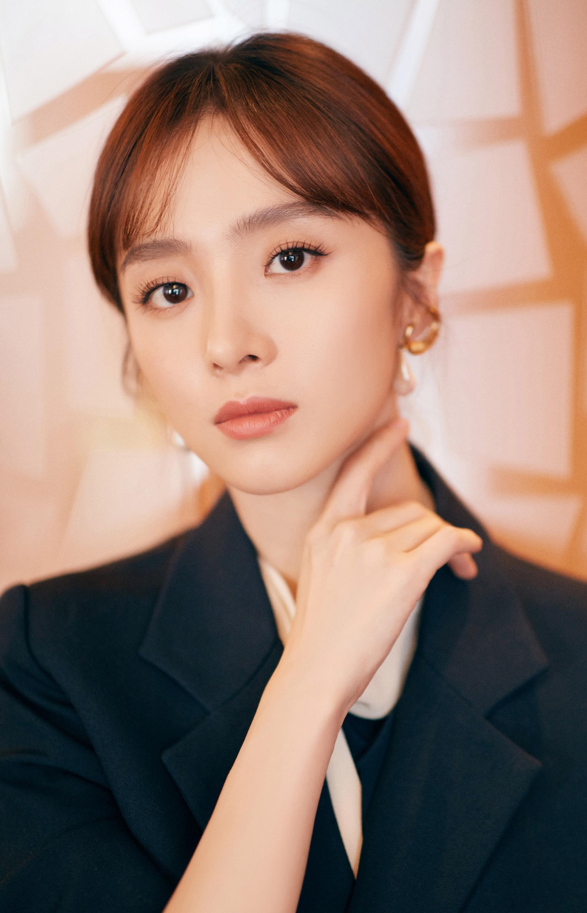 胡冰卿黑色礼服搭配流苏长裙,时尚靓丽