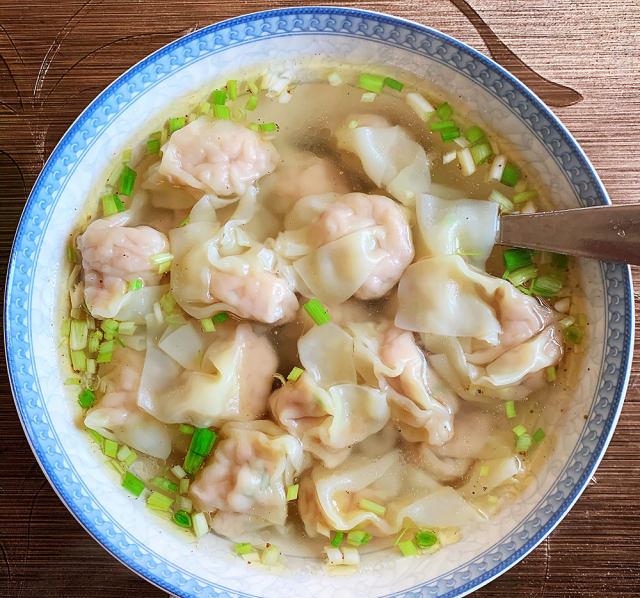 骨汤鲜肉小馄饨by 寻一份安逸_原料:小馄饨,排骨汤,青蒜,盐,胡椒粉