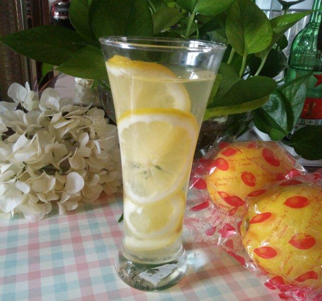 老冰糖蜂蜜柠檬水,酸甜可口,醒脑提神