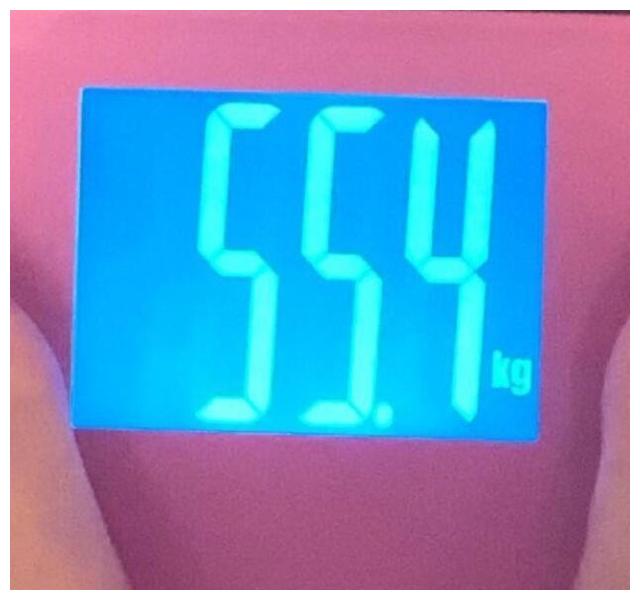 张馨予晒出了自己体重照片并且自我调侃已经胖得不配做个女演员了
