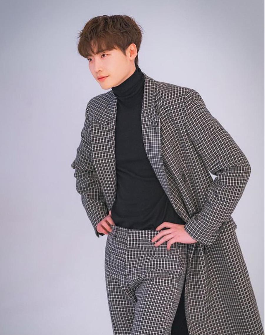 李钟硕又出新造型,浅色西装穿出痞帅感,颜值太能打!