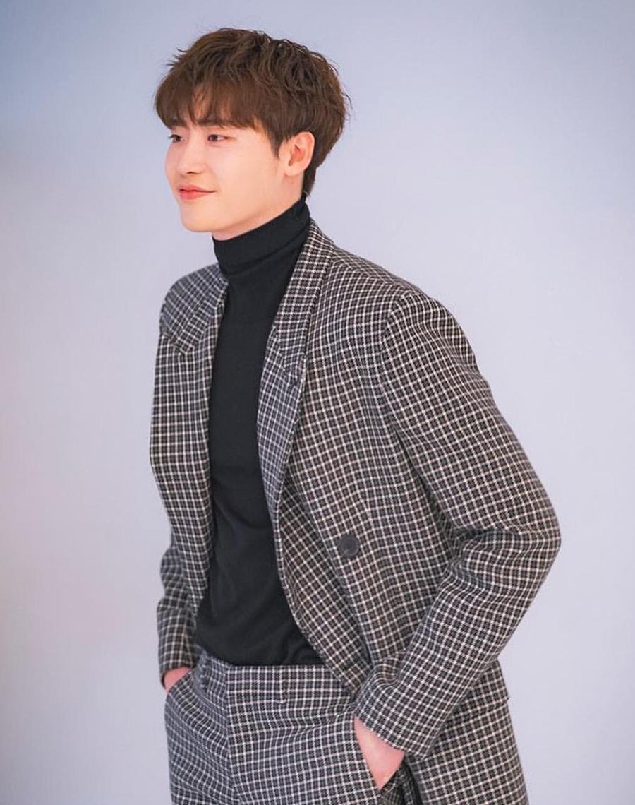 李钟硕又出新造型,浅色西装穿出痞帅感,颜值太能打!