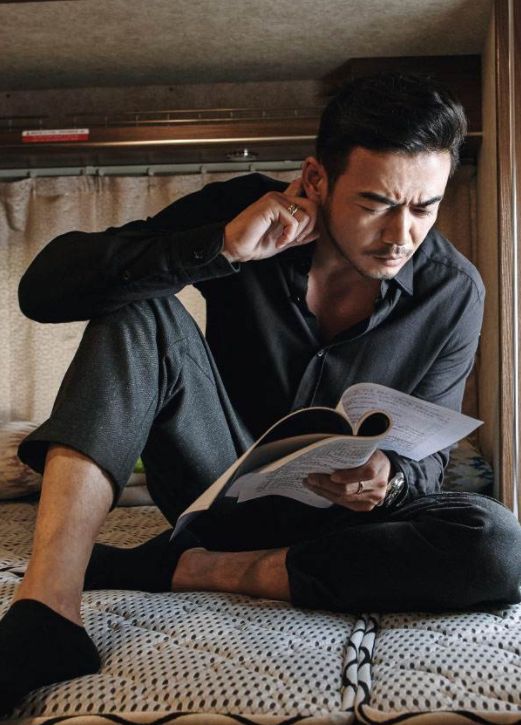 杨烁不仅具有娴熟的演技还有阳光俊朗的外表高大魁梧的身材