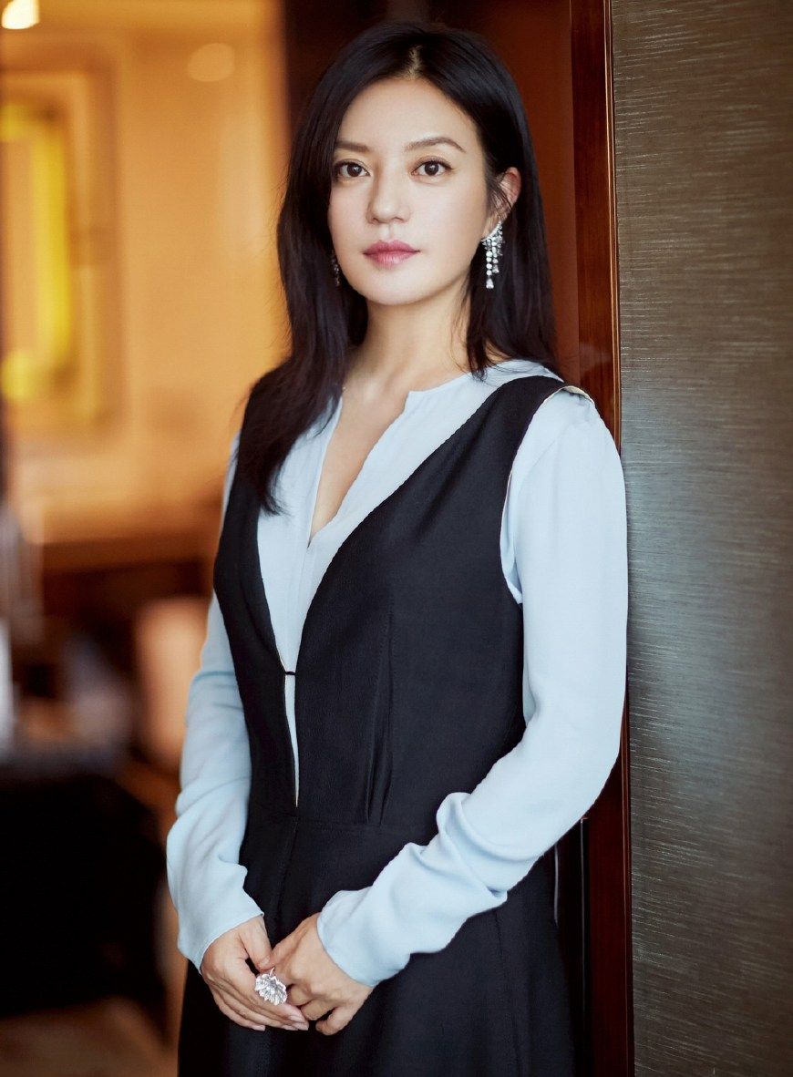 赵薇长发披肩美的那么自然!亮相盛典红毯宛若星星般闪耀