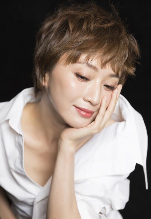 "祁同伟"许亚军43岁娇妻近照曝光,妩媚性感大秀美腿|张澍|许亚军|性感