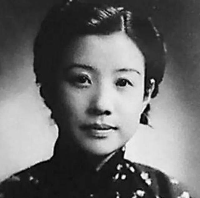 她是黄金荣的老婆,也是杜月笙的命中贵人,名望显赫却孤独而死