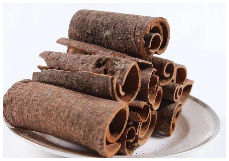 把桂皮用打火机烧一烧,效果太厉害了,教你桂皮3种妙用,很实用