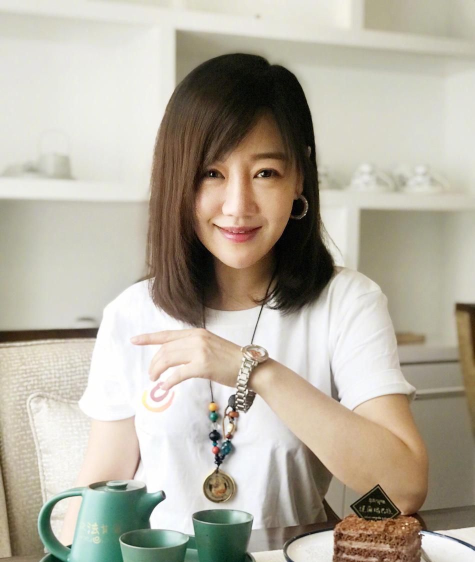 40岁薛佳凝近照状态仍如少女 品茗享受甜点笑容甜美|薛佳凝|近照|笑容