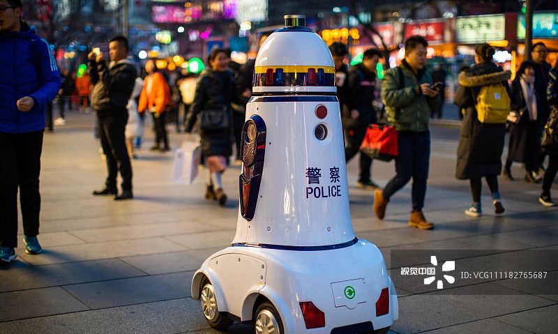 高科技助力市民安全机器人警察北京西单街头执勤
